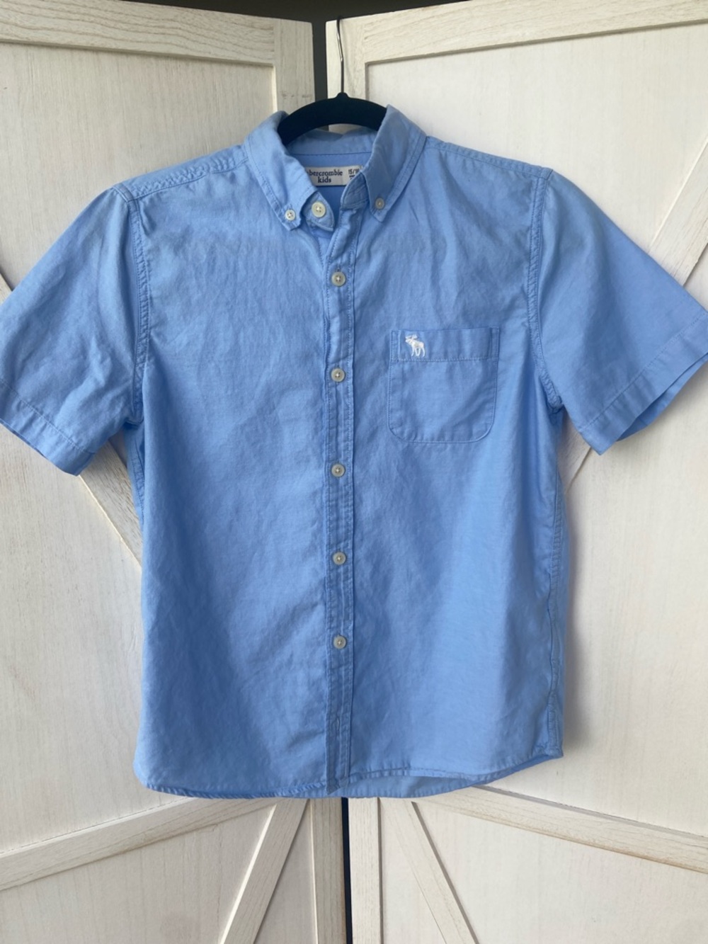 Abercrombie Kids Light Blue Short-Sleeve Button-Down Shirt w/ Pocket
Size 15/16